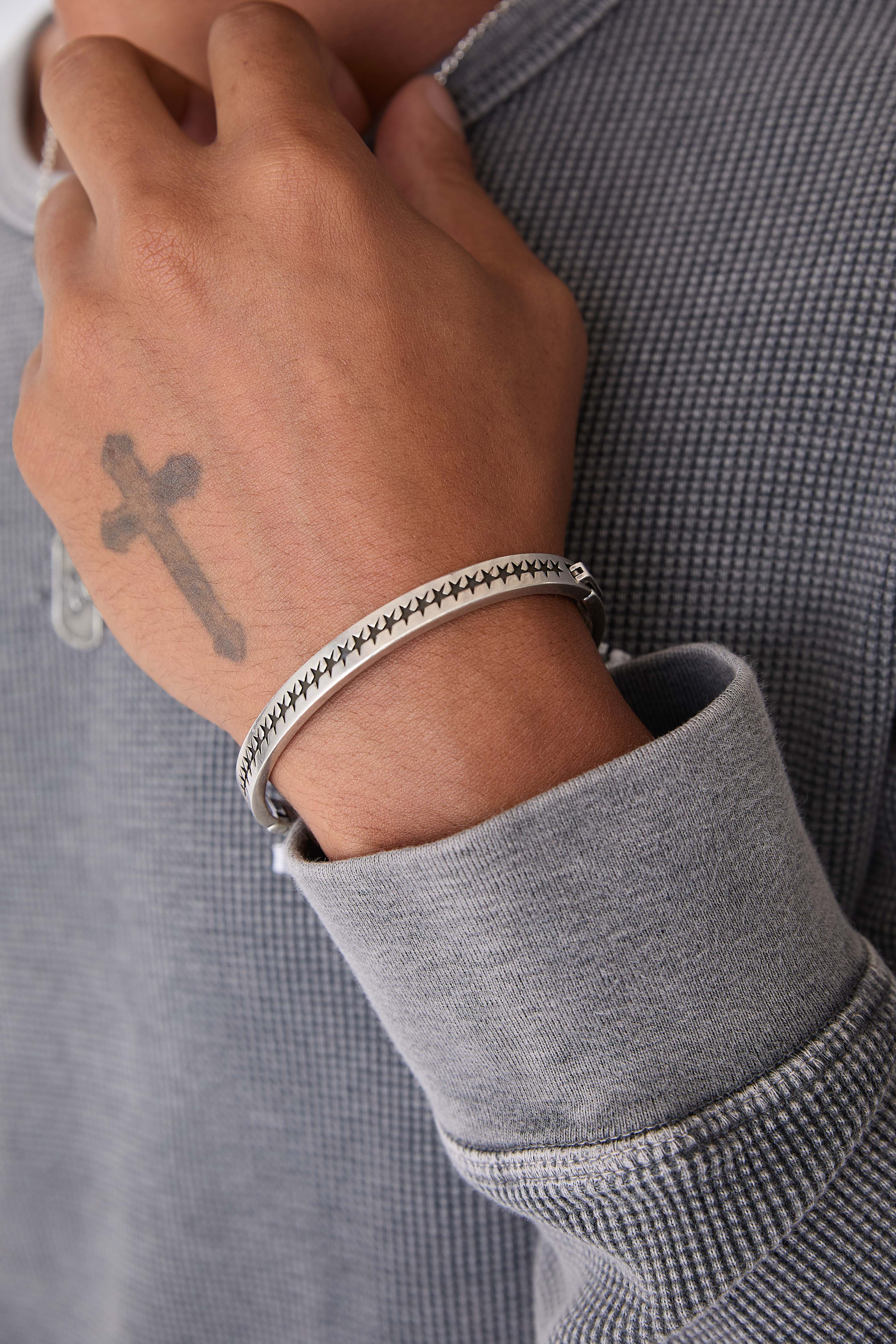 Icon Stars Closed Bangle - Image 3